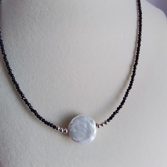 Mystic coin pearl choker - Picture 5 of 8